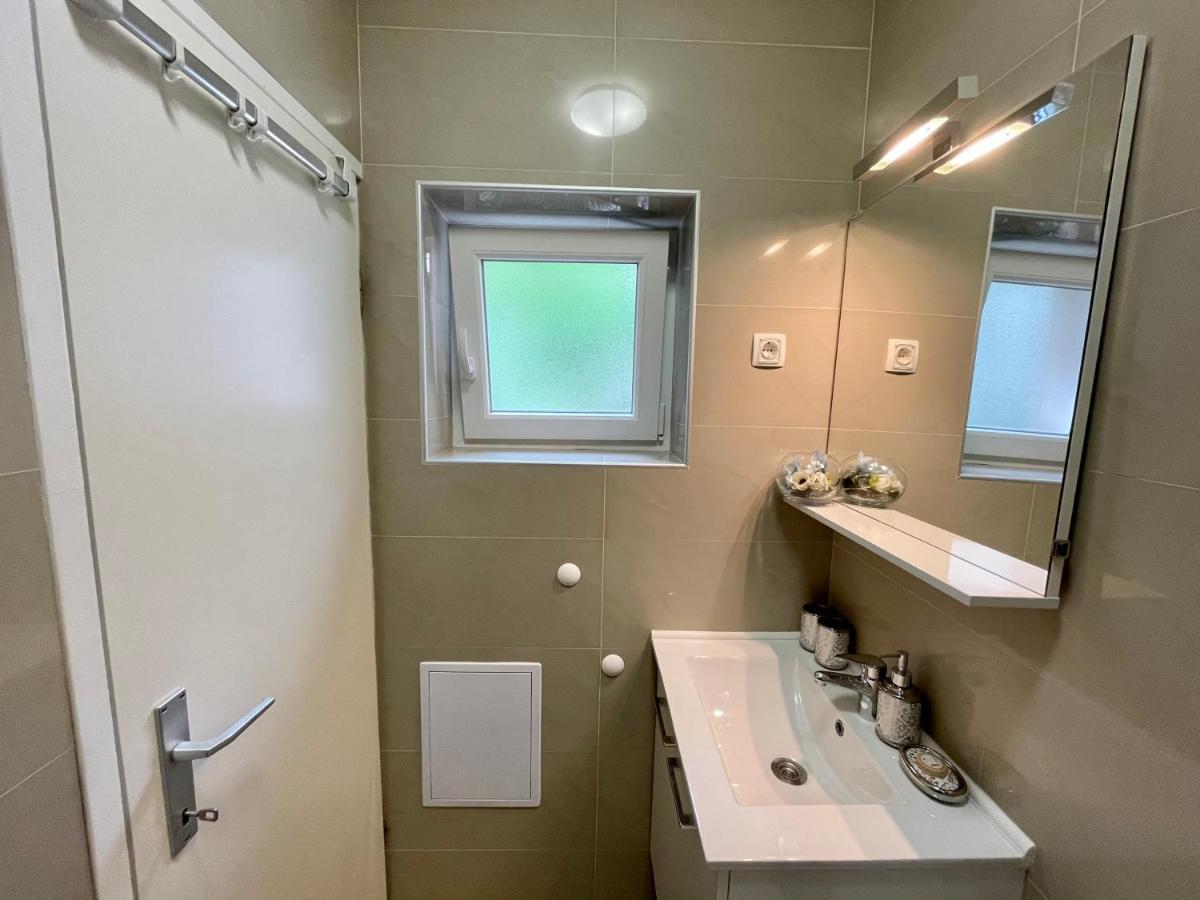 Central Square Guest House Zara Esterno foto